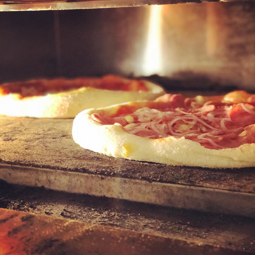 Pizza artesanal Naples Pizzaria