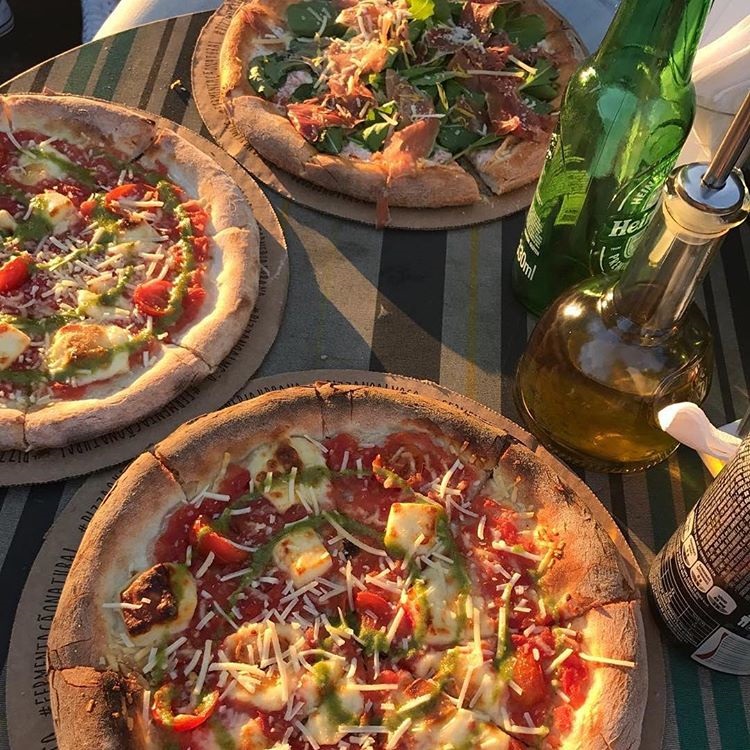 Pizza assada no forno elétrico Larroyd