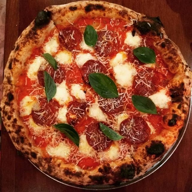 Pizza assada no forno elétrico Larroyd
