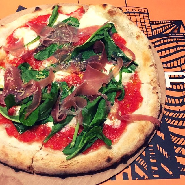 Pizza assada no forno elétrico Larroyd