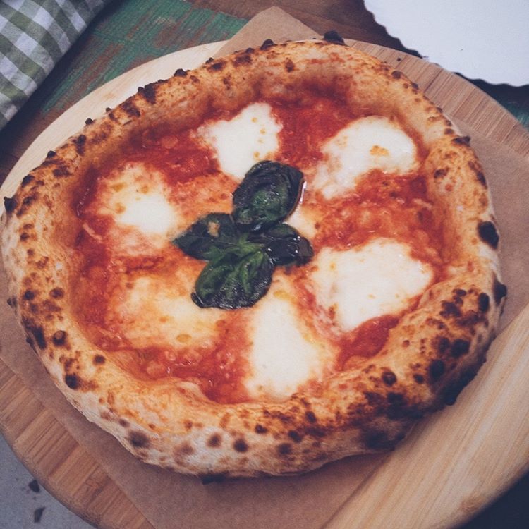 Pizza assada no forno elétrico Larroyd
