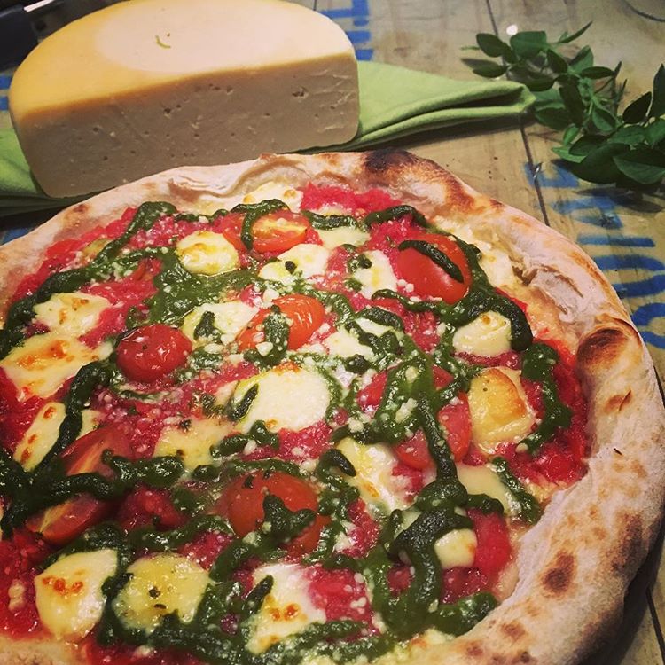 Pizza assada no forno elétrico Larroyd