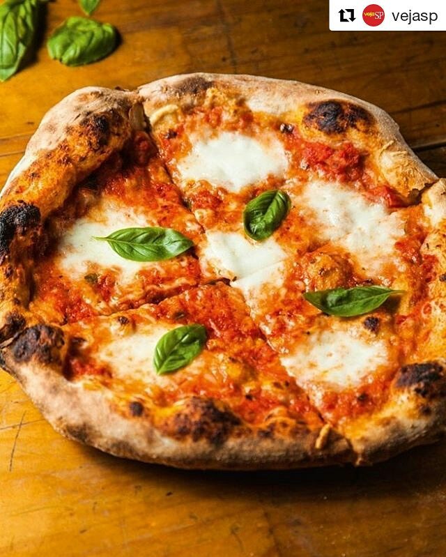Pizza assada no forno elétrico Larroyd