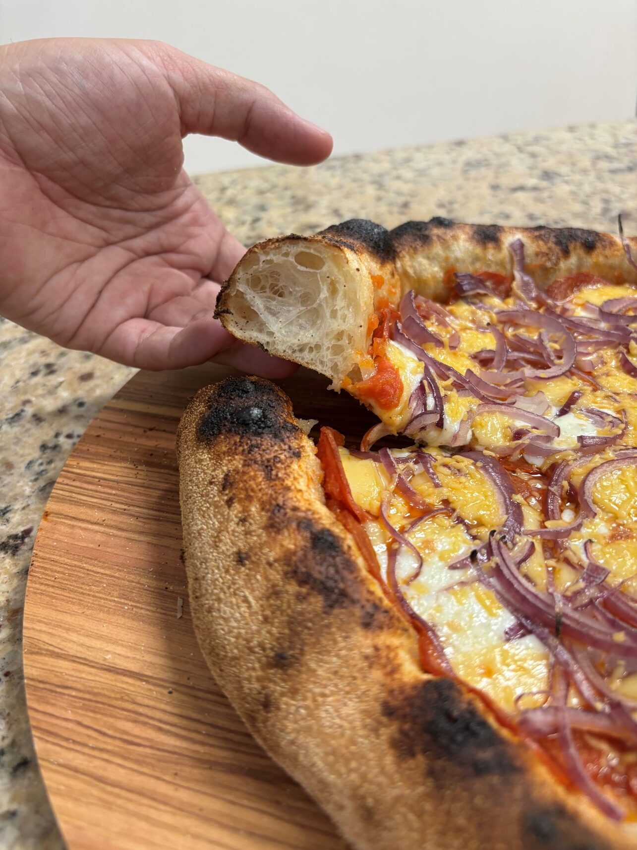Pizza assada no forno a lenha