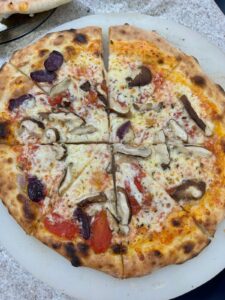 Pizza assada no forno de lastro