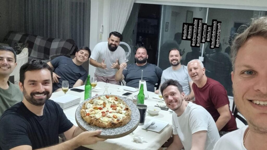 amigos reunidos desfrutando bons momentos usando o forno de pizza residencial