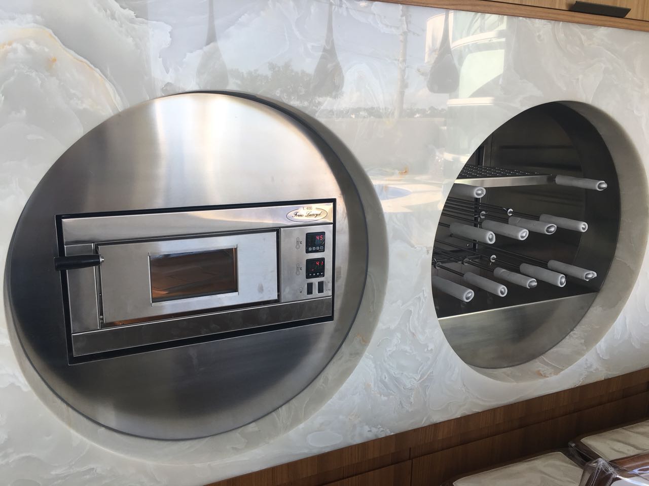 Forno 400 embutido em área gourmet