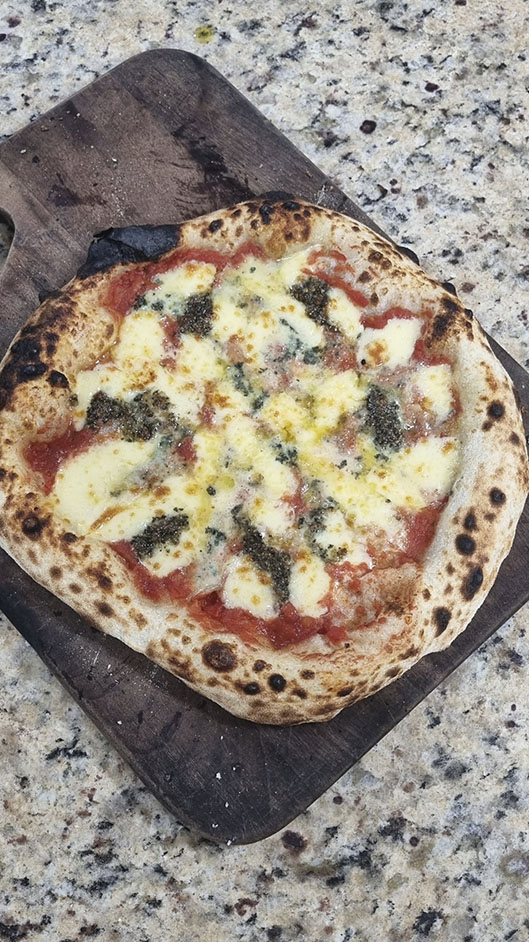 Pizza ao pesto assada no Forno Gourmet Larroyd