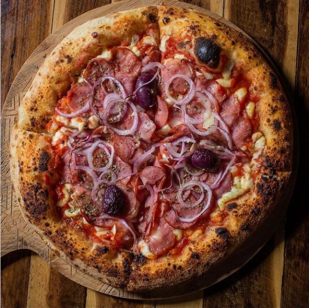 Pizza de calabresa assada no forno elétrico Larroyd