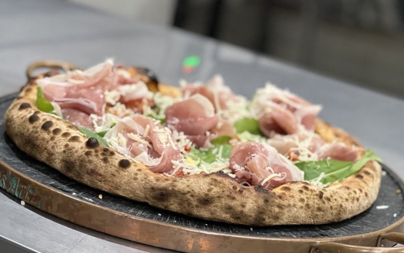 Pizza de presunto parma e parmesão