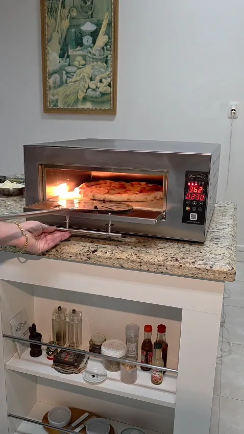 Forno Gourmet Larroyd assando pizza na área gourmet de casa