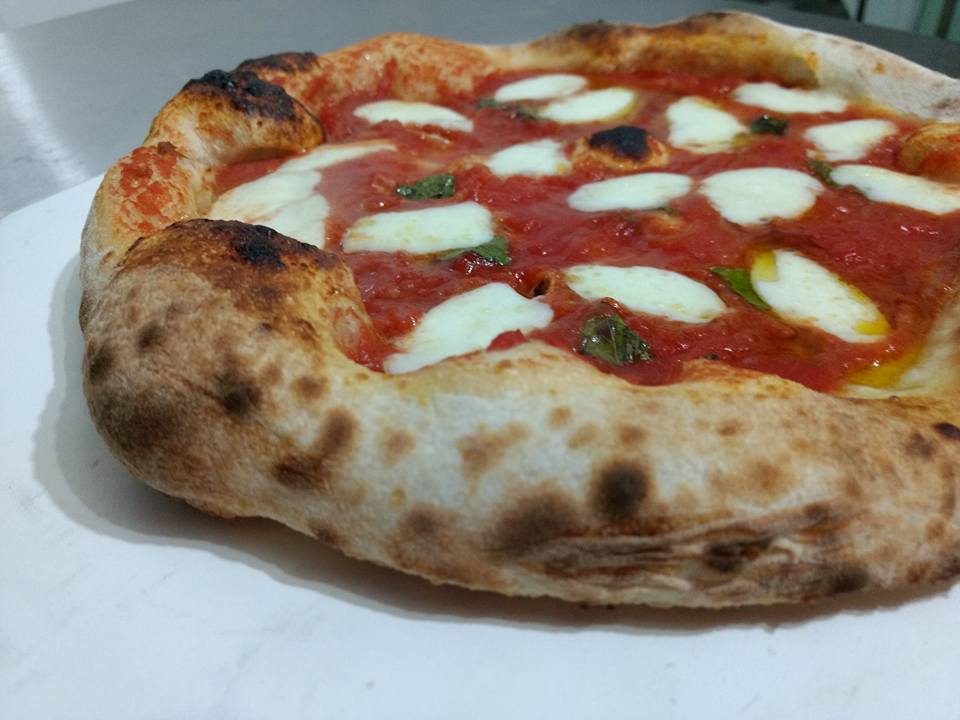 Rafael Costa Chaves com pizza assada no forno elétrico Larroyd
