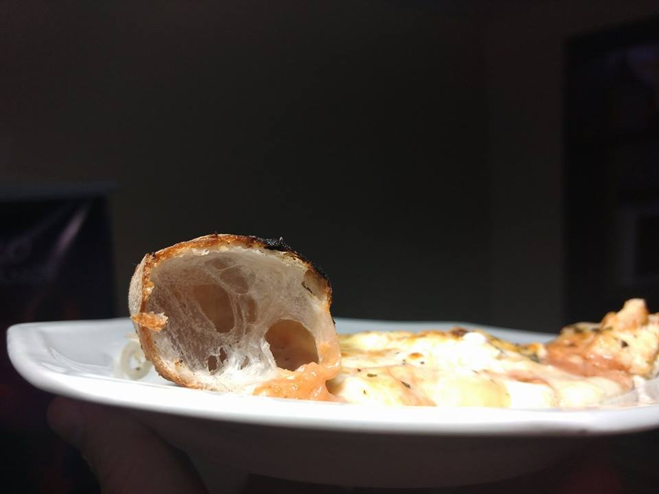 Rafael Costa Chaves com pizza assada no forno elétrico Larroyd