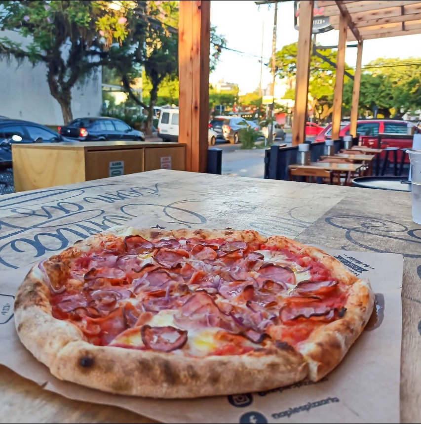 Pizza artesanal Naples Pizzaria